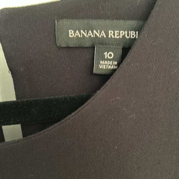 Classic Black Shift Dress - Picture 3 of 5